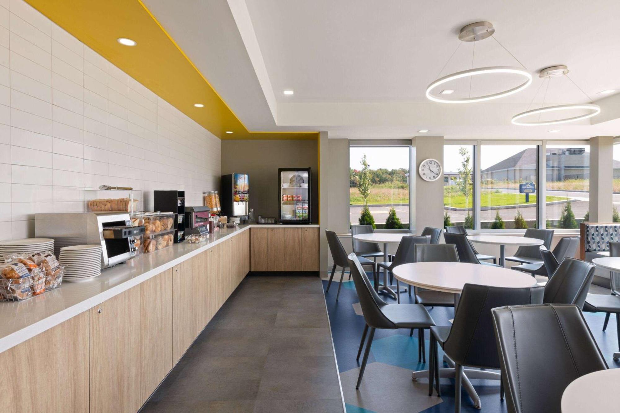 Microtel Inn & Suites By Wyndham Lachute Esterno foto