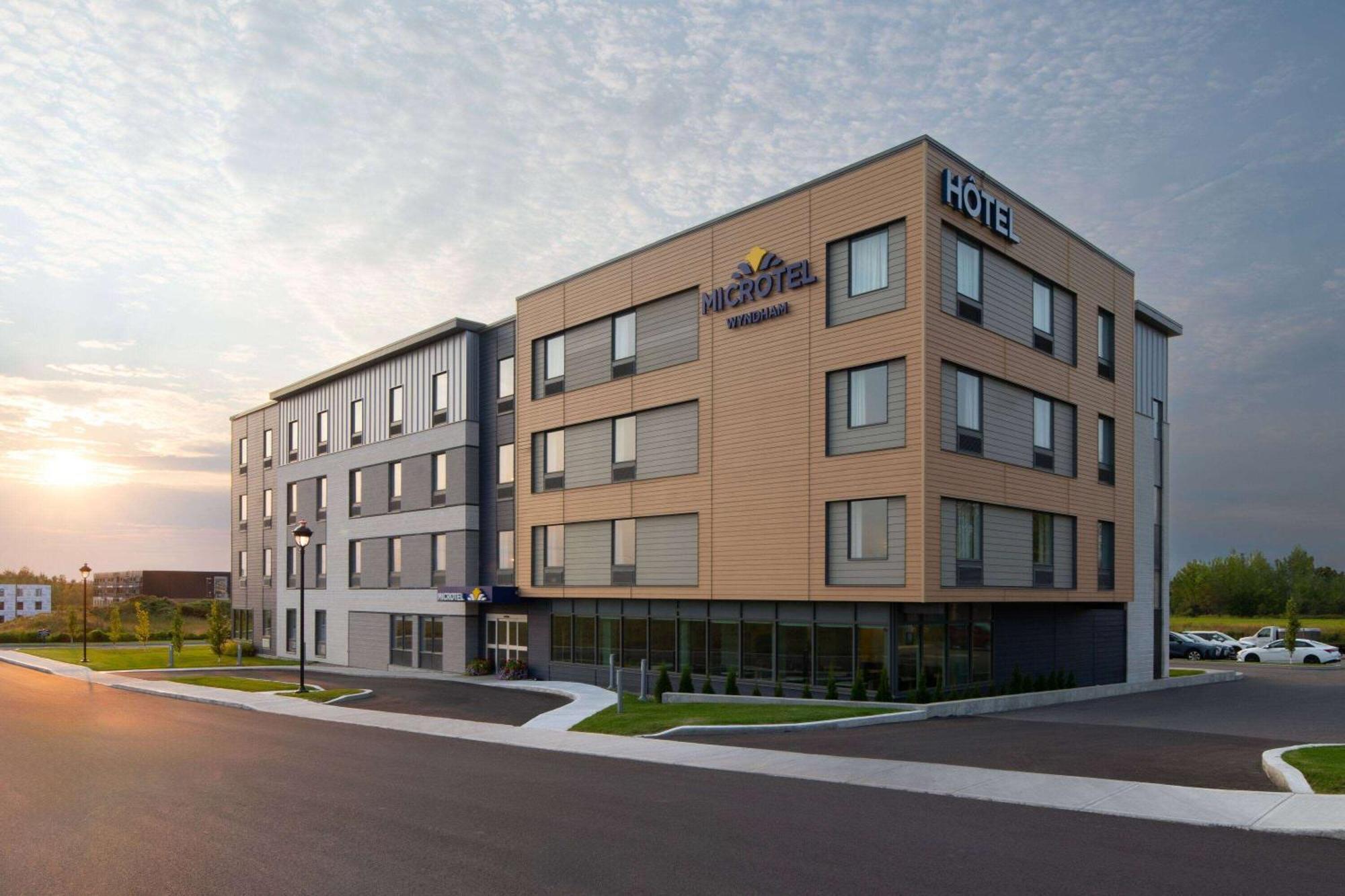Microtel Inn & Suites By Wyndham Lachute Esterno foto