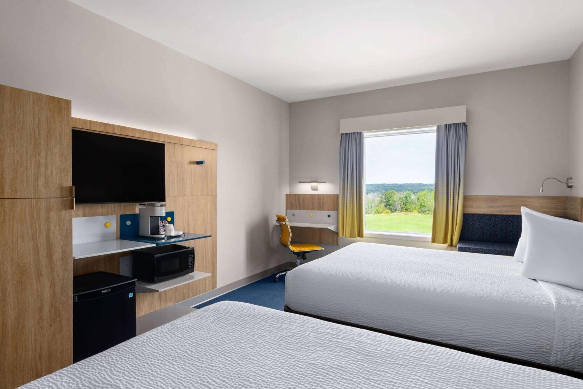 Microtel Inn & Suites By Wyndham Lachute Esterno foto